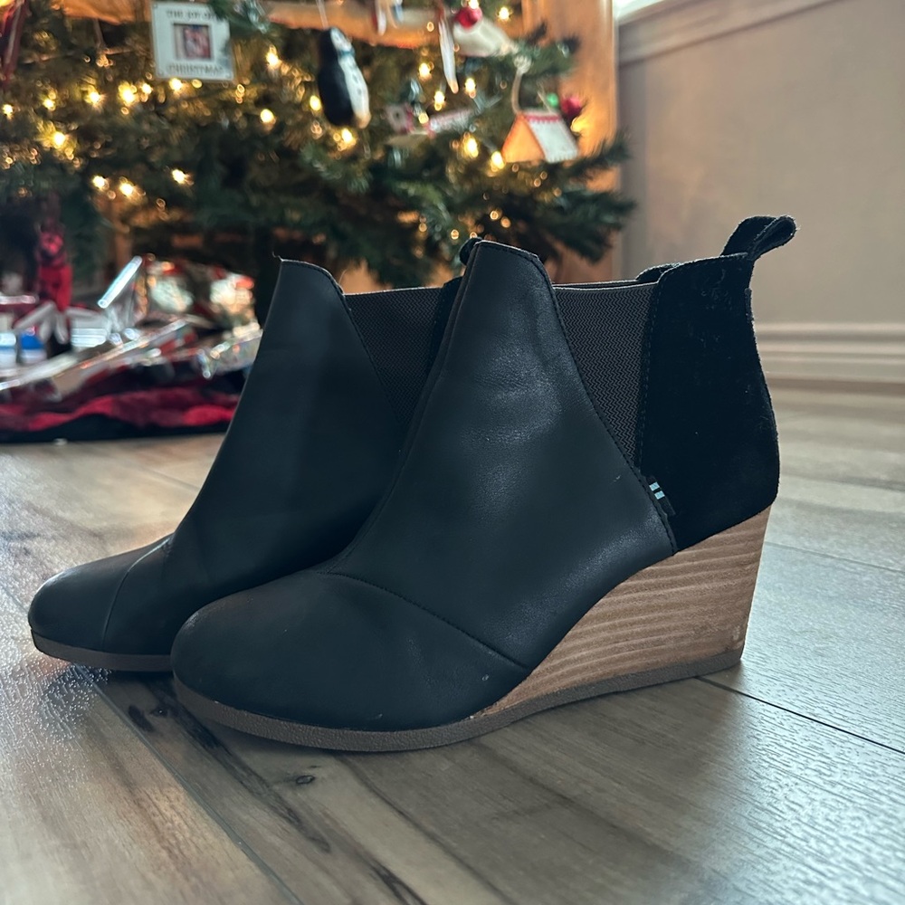 Black Toms boots size 7
